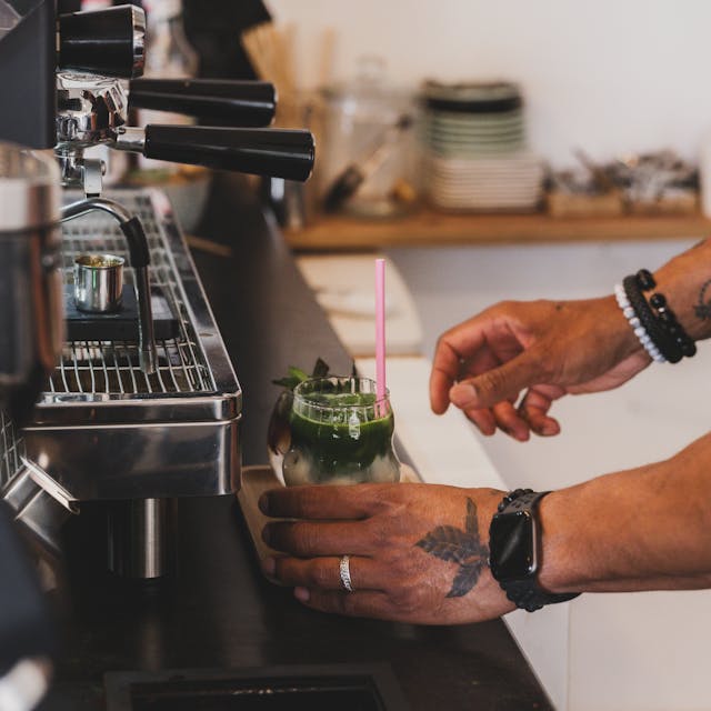 Matcha vs. Coffee: Why L-Theanine is the Secret to Anxiety-Free Energy